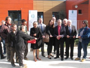 Le Président Jean-Louis Garcia, entouré par les personnalités et les usagers, coupe le ruban