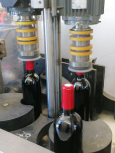 Les bouteilles de vin rouge sur la chaine d'embouteillage