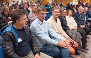 Le Président de l'APAJH Aude, les directions et les encadrants assis dans le public